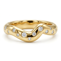 Wavy Contour Band with Scattered Round Diamonds